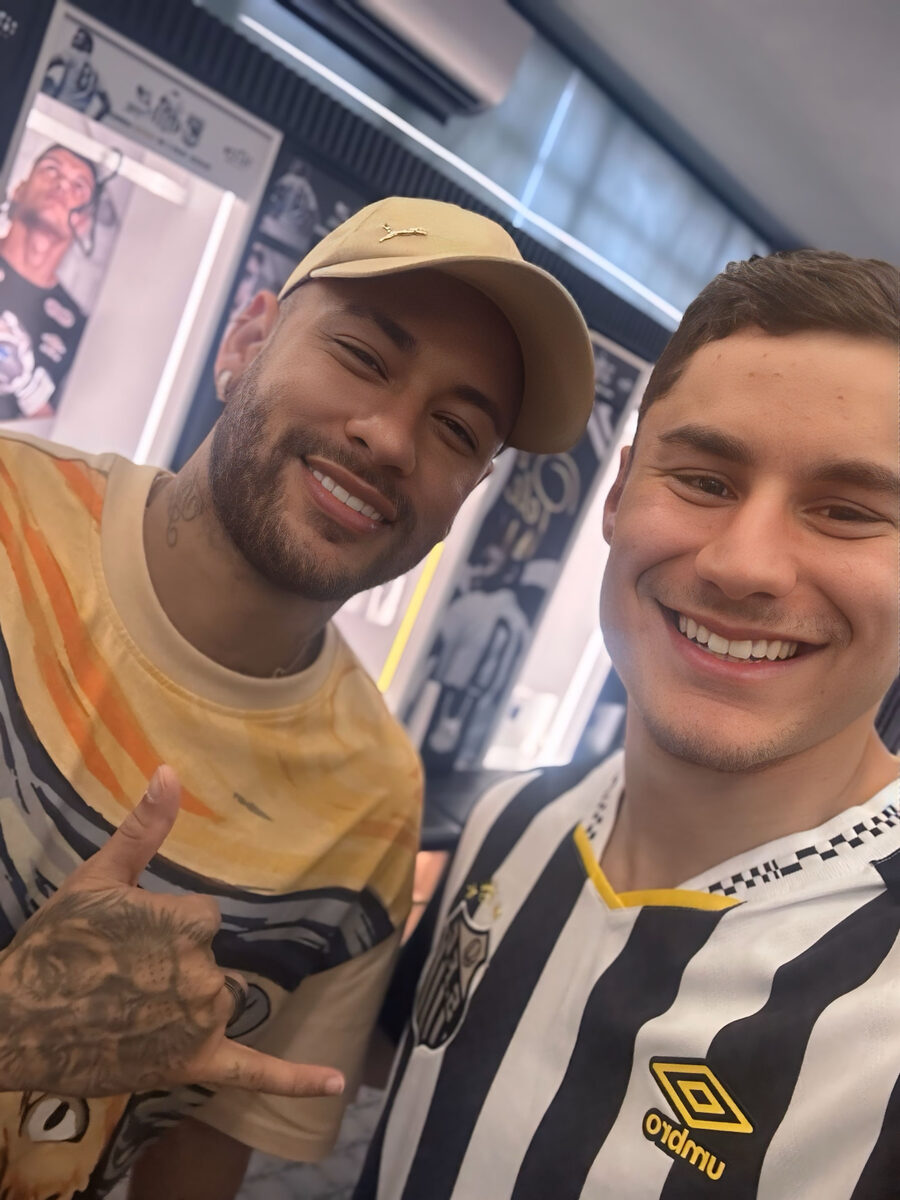 Mr. Higor e Neymar Jr. comemorando no campo
